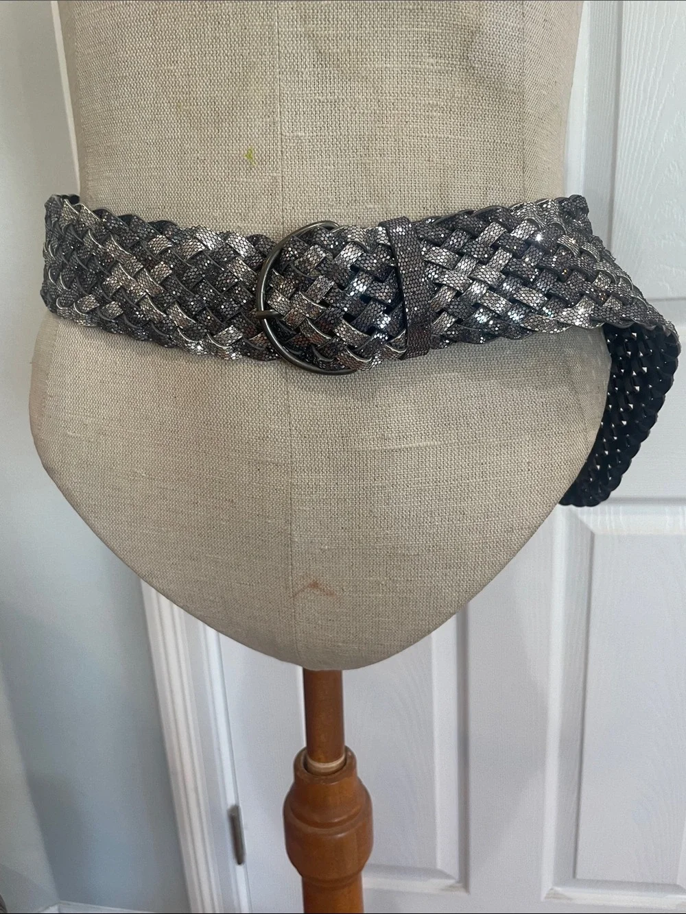 Woven Metallic belt silver Gray wide Belt Round Buckle Women’s size 9 adjustable